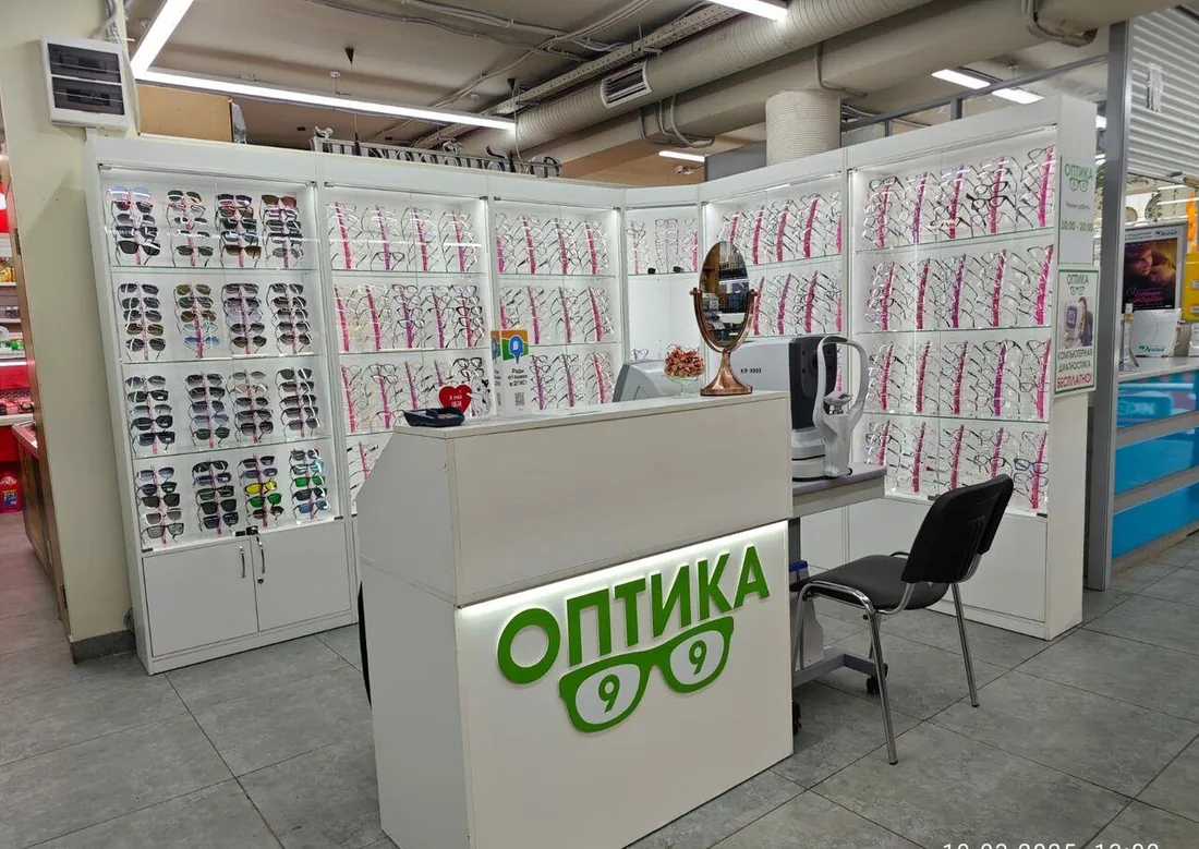 Торговый зал салона «Оптика 99» на Истринской 10к1: витрины с оправами и стойка оптометриста